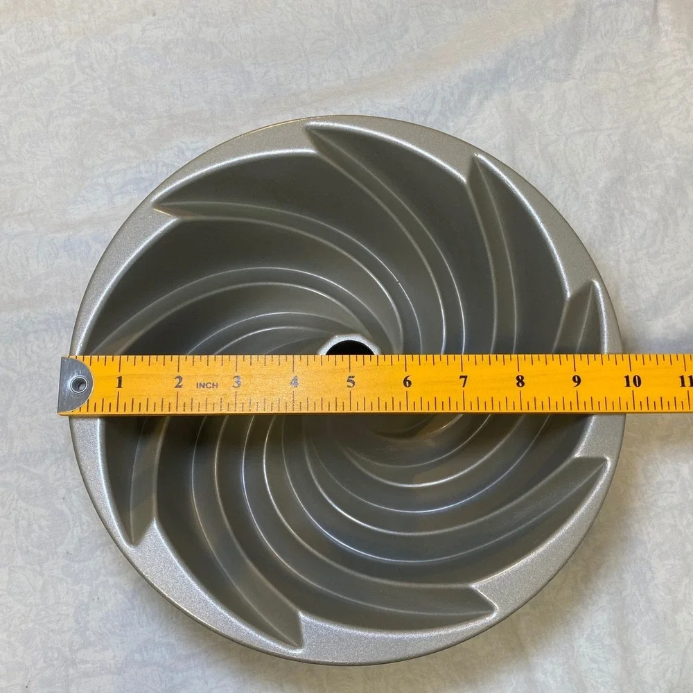 Nordic Ware Heritage Bundt Pan 10 Cup Cast Aluminum Nonstick Cake Mold USA